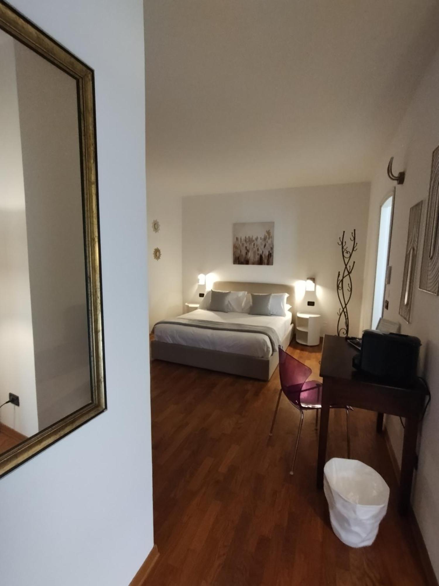 Palazzo Cusani Charming Rooms ヴェルチェッリ エクステリア 写真