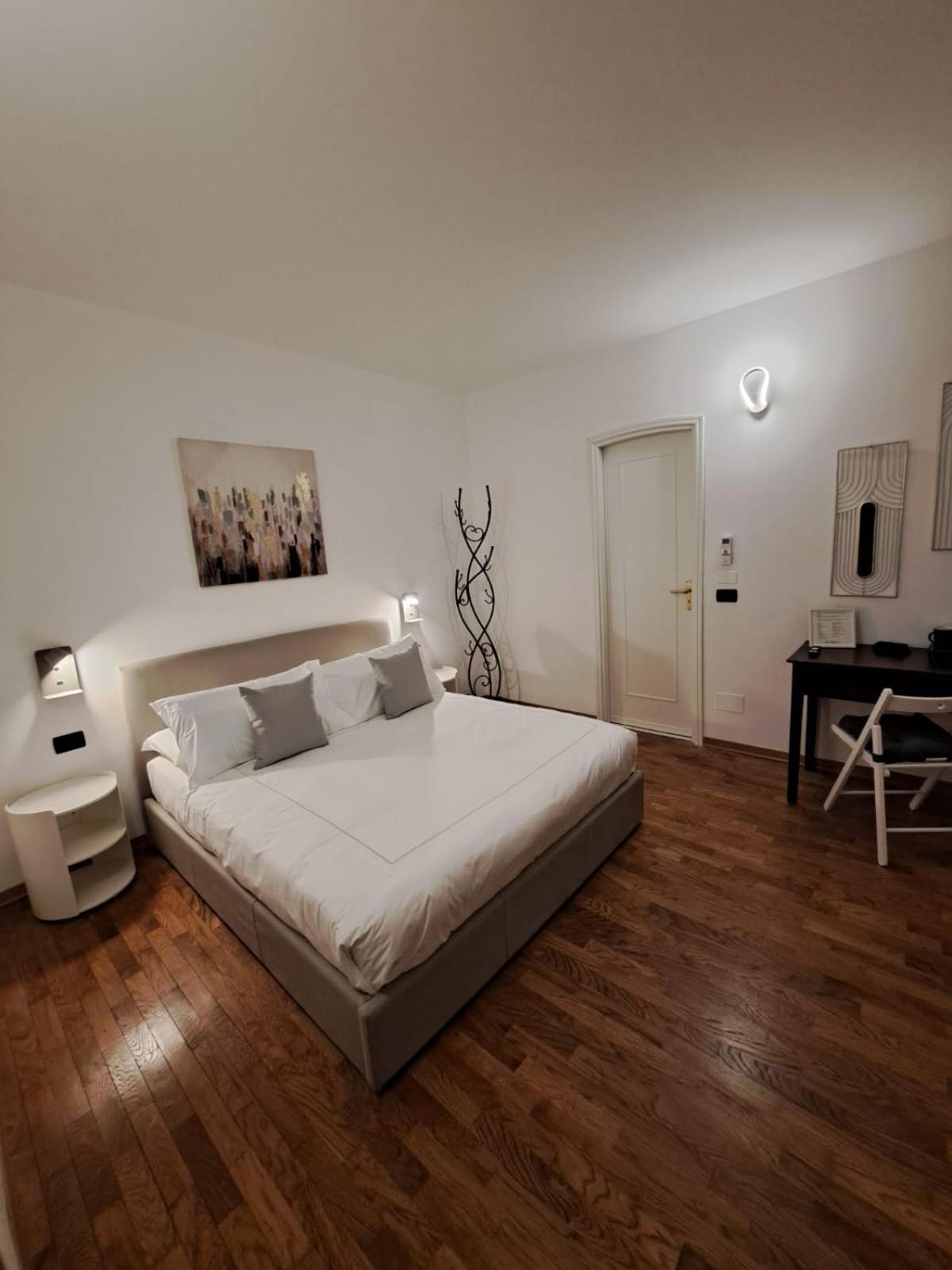Palazzo Cusani Charming Rooms ヴェルチェッリ エクステリア 写真