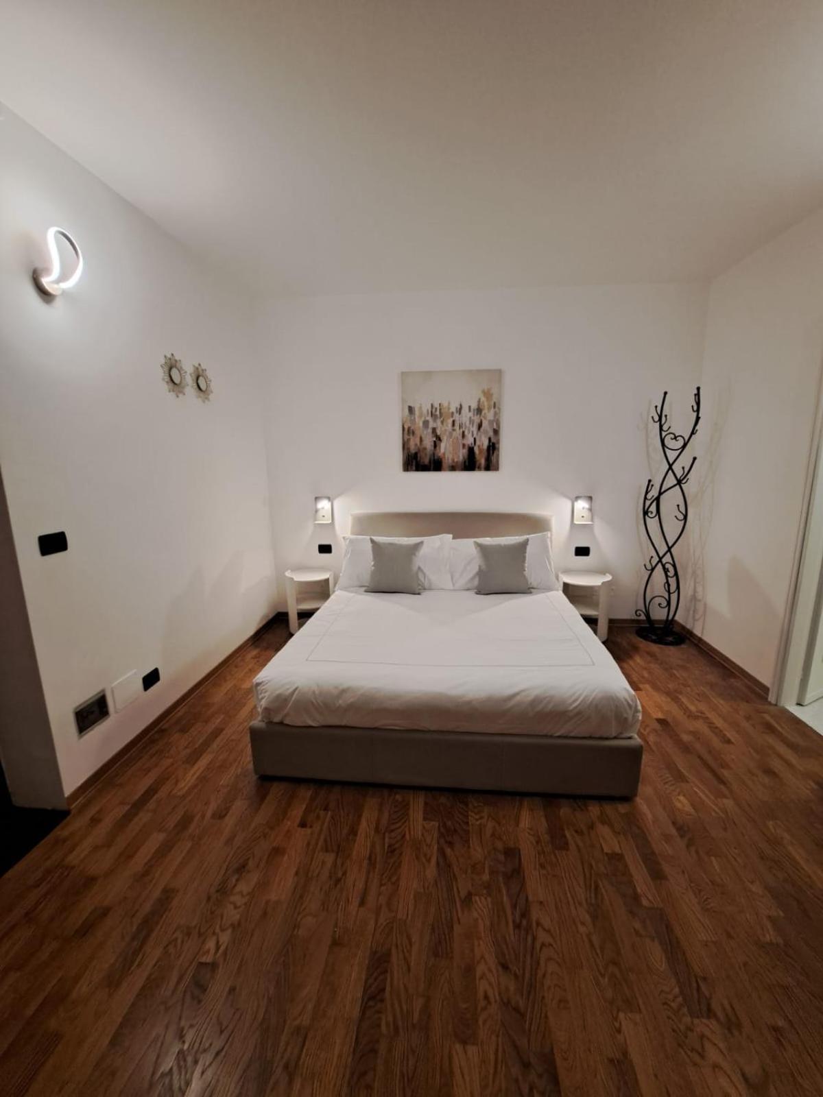 Palazzo Cusani Charming Rooms ヴェルチェッリ エクステリア 写真